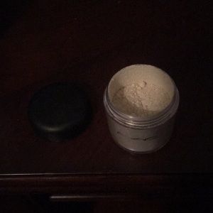 Mac Pigment in “Vanilla”, gently used!